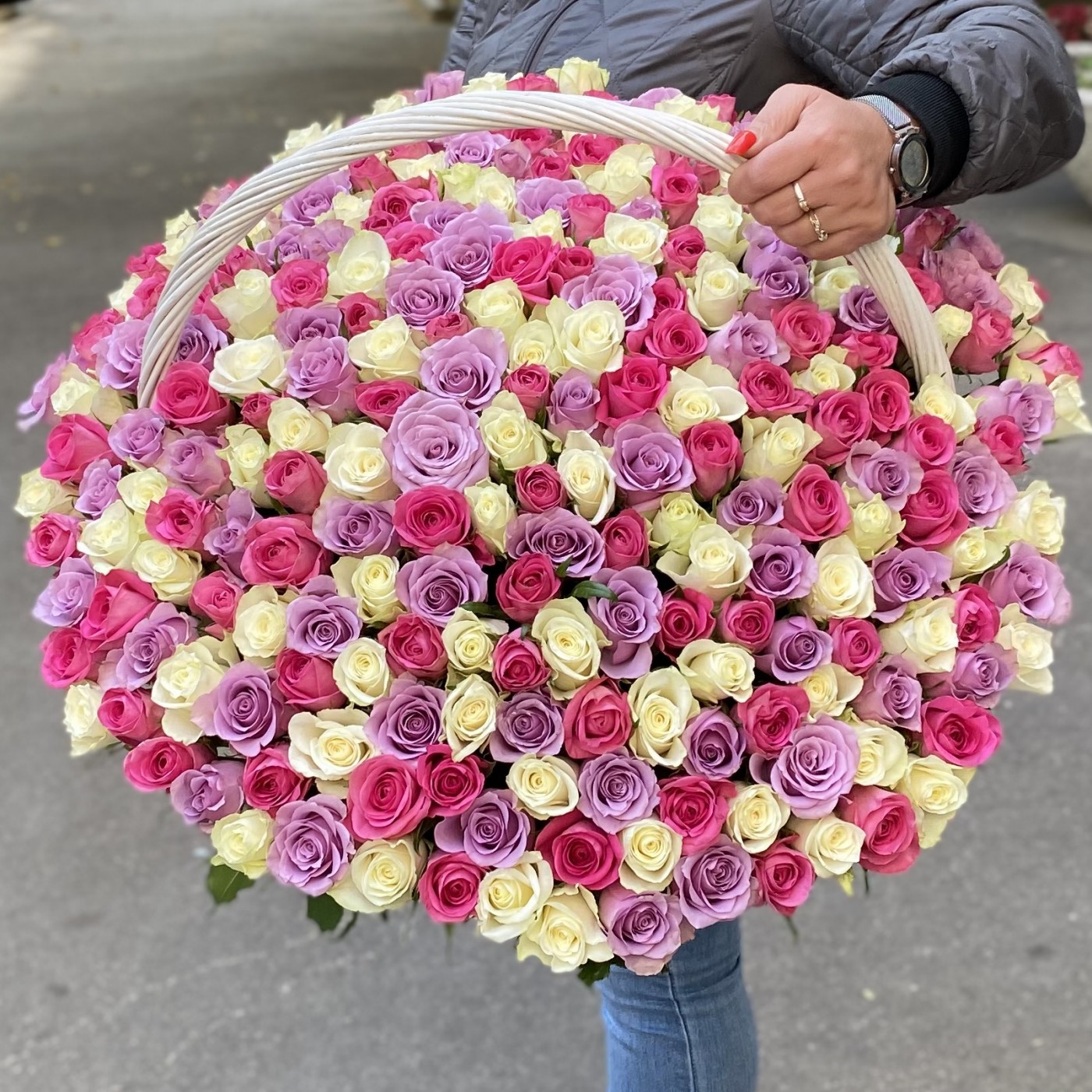 301 роза нежный MIX в корзине