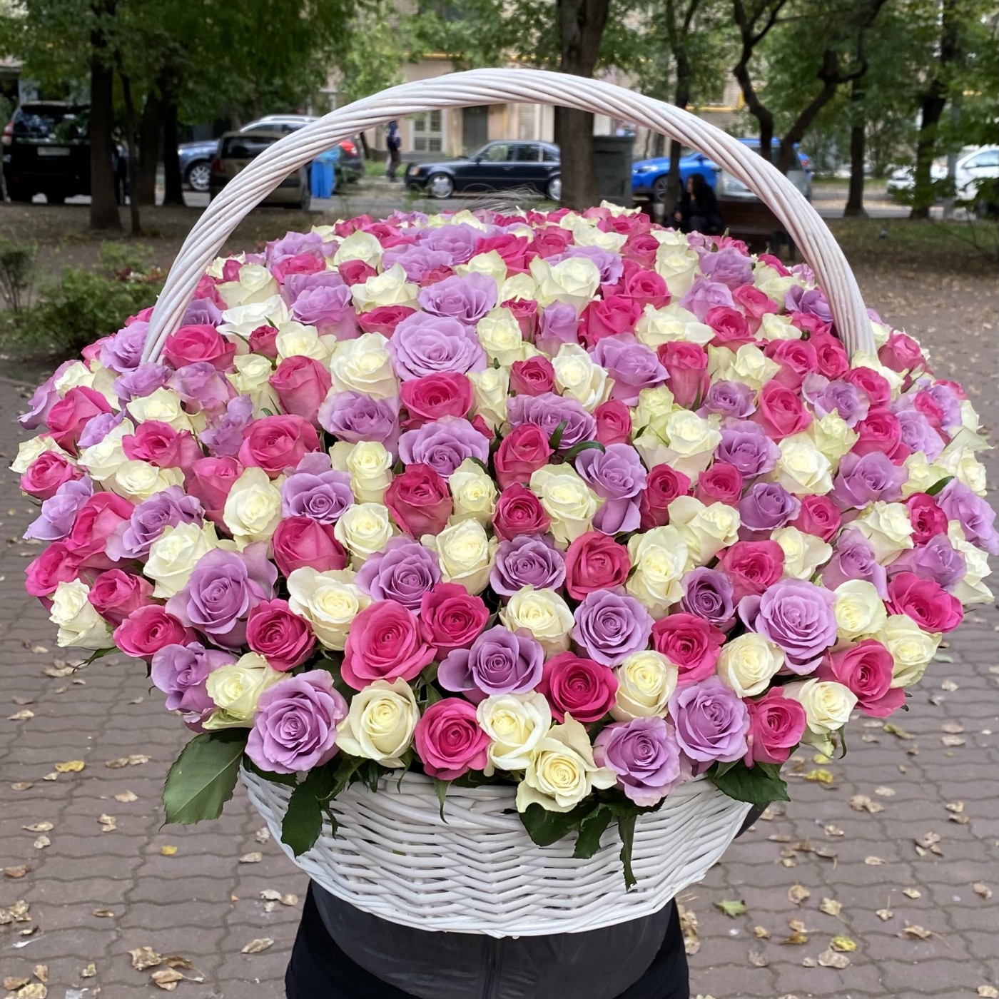 301 роза нежный MIX в корзине